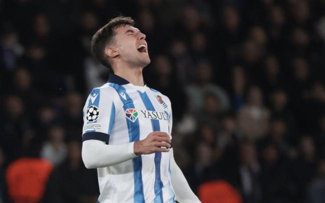 Martin Zubimendi se lamenta de una ocasión fallada. / EFE