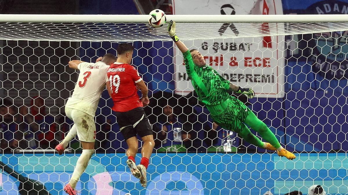 El portero turco Mert Guenok para un balón durante el partido.