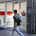Un joven pasa por delante de la oficina abierta en el número 3 de la plaza Unamuno, a las puertas de las calle Iturribide y Prim.