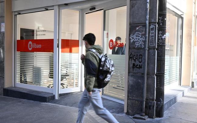 Un joven pasa por delante de la oficina abierta en el número 3 de la plaza Unamuno, a las puertas de las calle Iturribide y Prim.