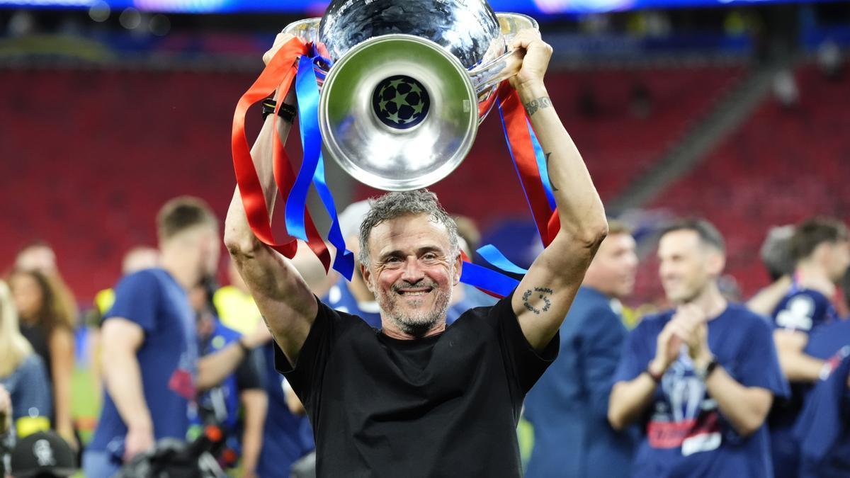 Luis Enrique levantando la Champions en su última final frente al Arsenal.