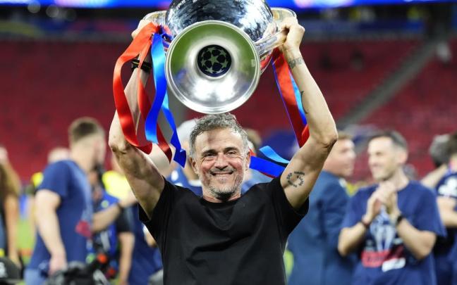 Luis Enrique levantando la Champions en su última final frente al Arsenal.