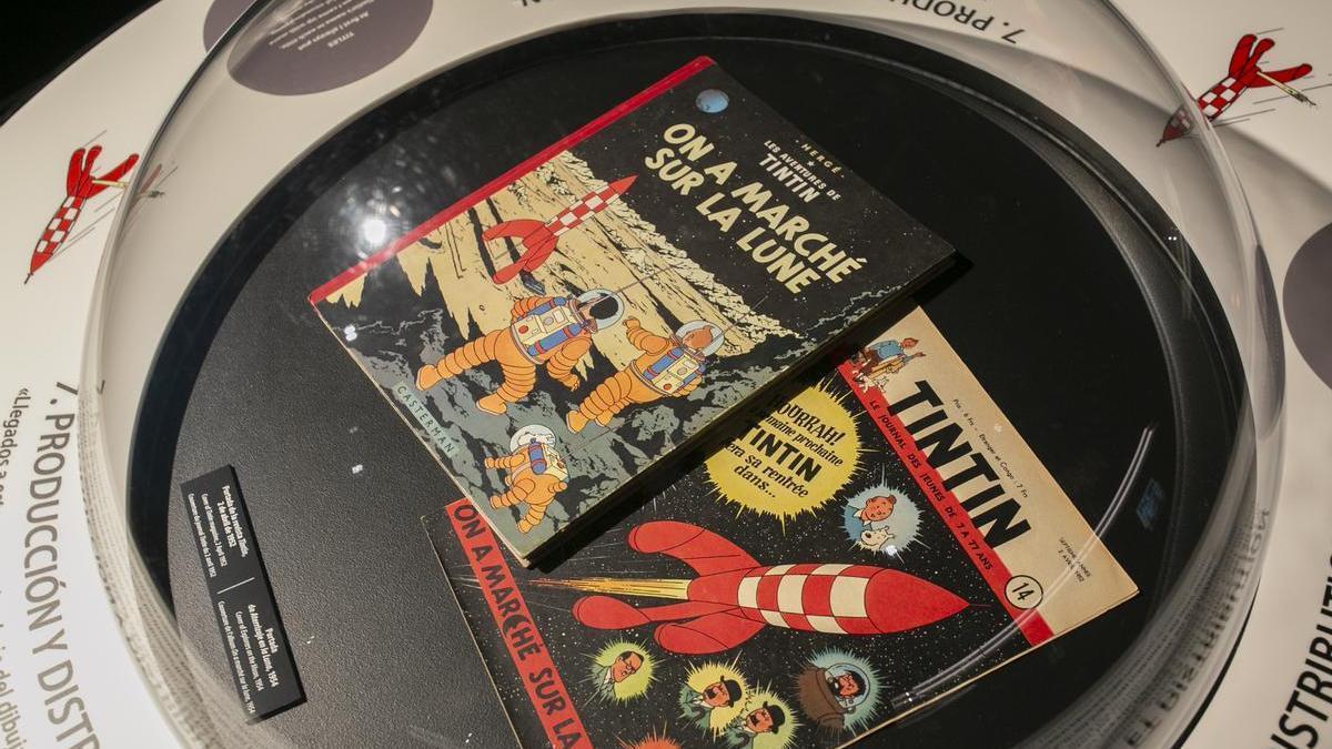 Dos cómics de Tintín en una exposición.