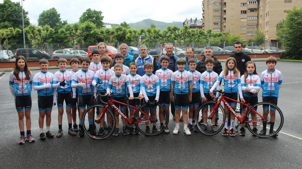 Ciclistas, miembros de la directiva, de la estructura deportiva, colaboradores e históricos de Lokatza forman la gran familia ciclista que este año abrirá los Pentekostes.