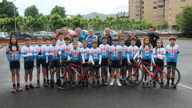 Ciclistas, miembros de la directiva, de la estructura deportiva, colaboradores e históricos de Lokatza forman la gran familia ciclista que este año abrirá los Pentekostes.