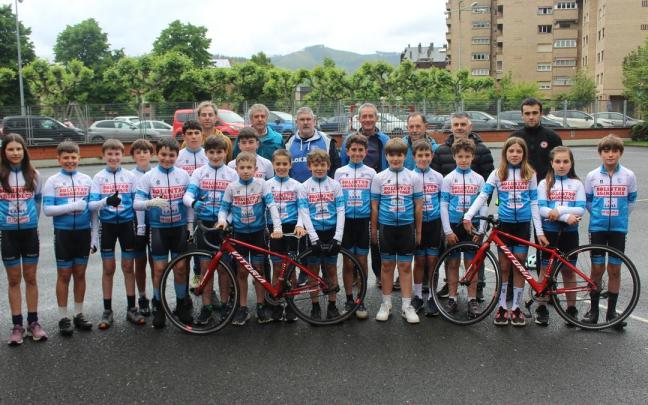 Ciclistas, miembros de la directiva, de la estructura deportiva, colaboradores e históricos de Lokatza forman la gran familia ciclista que este año abrirá los Pentekostes.