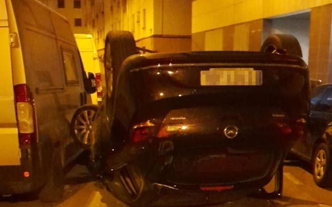 El turismo quedó volcado sobre el techo, en la calle San Francisco. CEDIDA