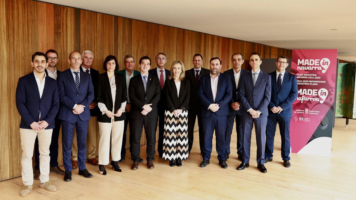 De izquierda a derecha: Miguel Zalba (Rypples), Luis Goñi (SODENA), Miguel Ángel Grijalba (Volkswagen), José Antonio Canales (Viscofan), Uxue Itoiz (Gobierno de Navarra), Juan Carlos Artázcoz (Gobierno de Navarra), Mikel Irujo (Gobierno de Navarra), Enrique Ordieres (CINFA), Izaskun Goñi (Gobierno de Navarra), Pablo Pulpeiro (Nordex Acciona), Fernando Baztan (CEIN), Fernando Canales (Solidus Solutions), Javier Villanueva (Enercluster), Juan Carlos Artázcoz (Gobierno de Navarra).