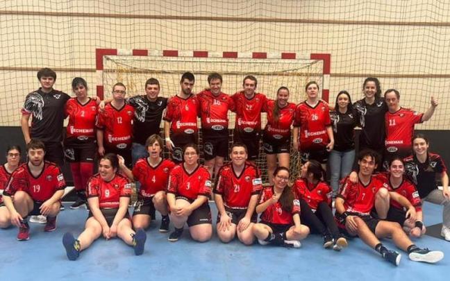 El equipo Txingudi Echemar en una foto de familia.