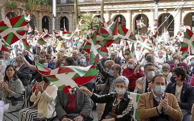 Una anterior celebración del Aberri Eguna en la Plaza Nueva de Bilbao. Una anterior celebración del Aberri Eguna en la Plaza Nueva de Bilbao.