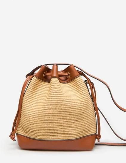 Bolso hobo fruncido de paja de Cortefiel.