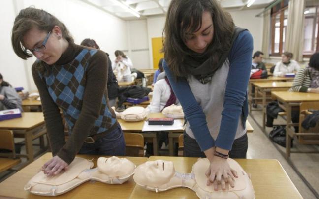 Una grupo de estudiantes de Medicina de la Universidad del País Vasco, en un ejercicio de reanimación.