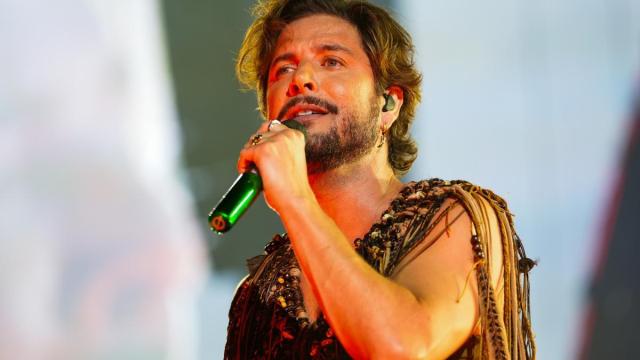 El cantante, Manuel Carrasco durante su concierto en el estadio de La Cartuja.