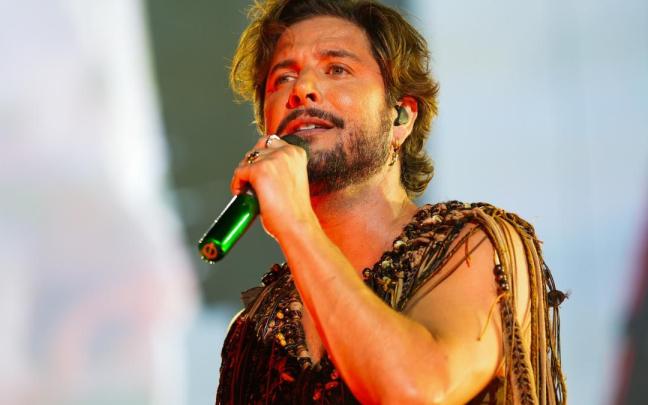 El cantante, Manuel Carrasco durante su concierto en el estadio de La Cartuja.
