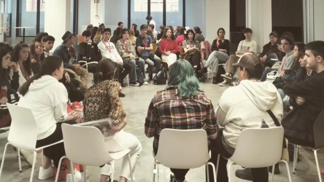 Adolescentes en grupo debatiendo.