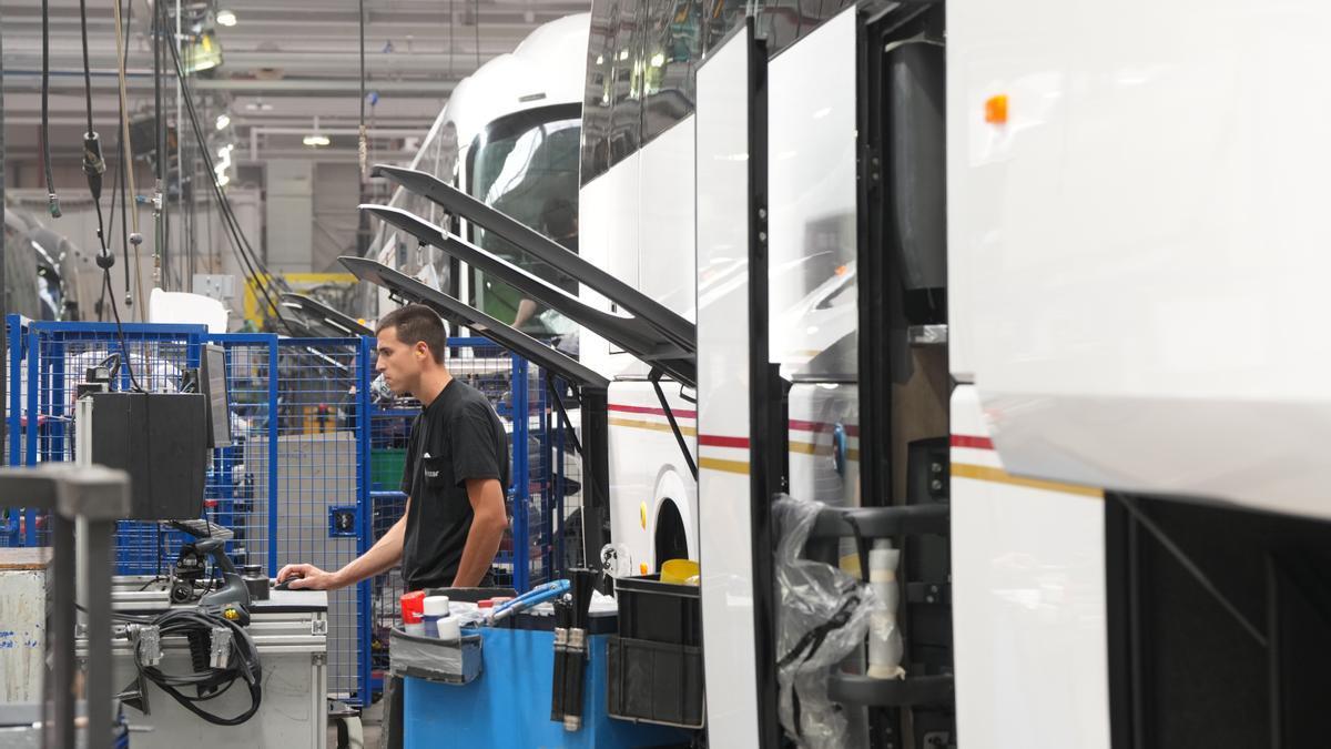 Un trabajador en la empresa de autobuses Irizar