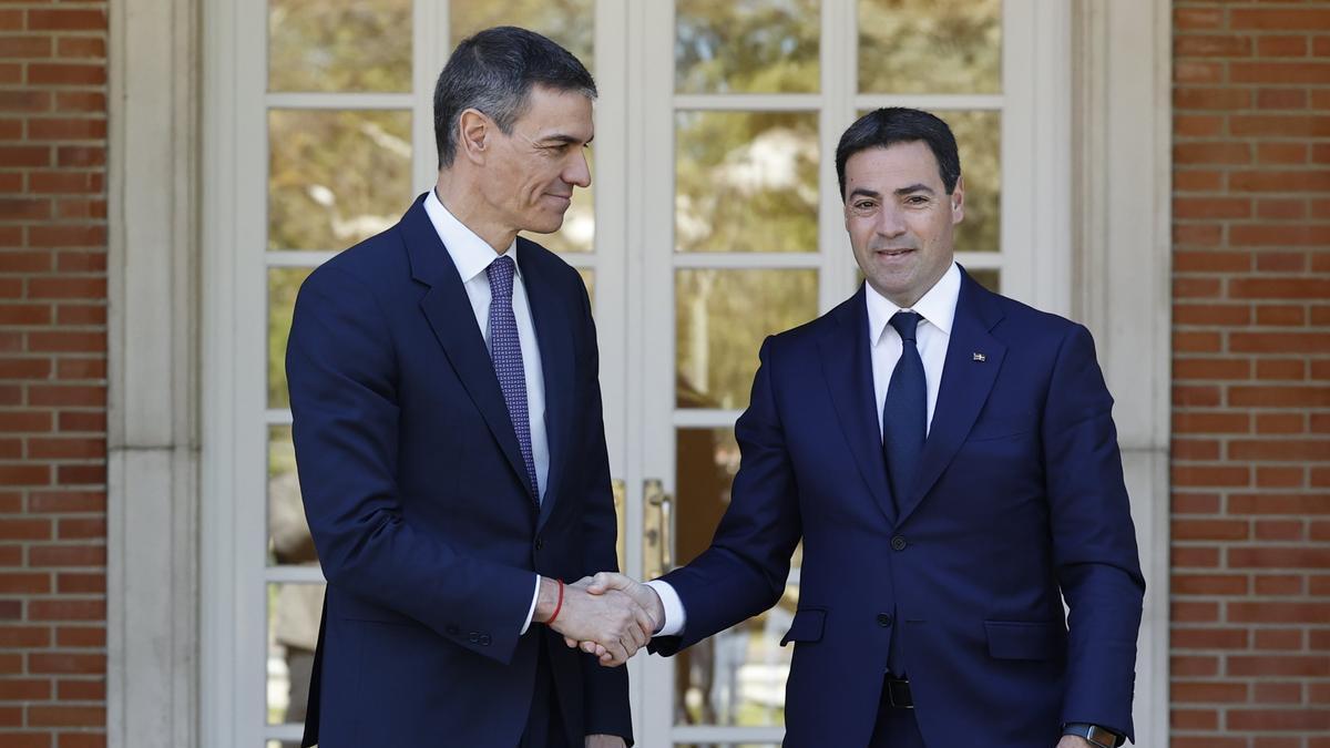El presidente español, Pedro Sánchez, estrecha la mano del lehendakari, Imanol Pradales, a la entrada de la reunión mantenida en La Moncloa