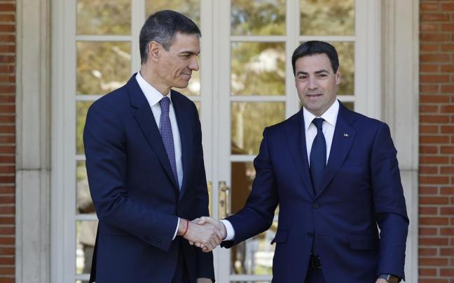 El presidente español, Pedro Sánchez, estrecha la mano del lehendakari, Imanol Pradales, a la entrada de la reunión mantenida en La Moncloa