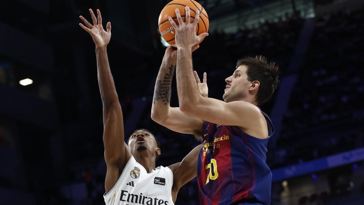 Laprovittola lanza a canasta durante el Real Madrid-Barcelona.