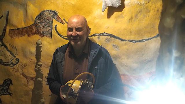 Ángel Mari Tobajas, en la réplica de diferentes cuevas que se puede admirar en el Museo de Fósiles y Minerales de Elgoibar.