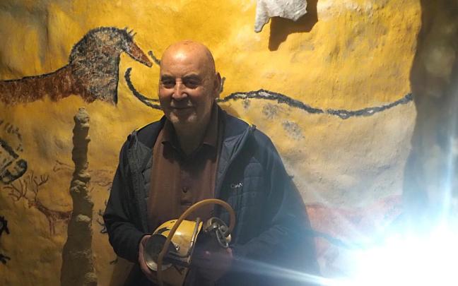 Ángel Mari Tobajas, en la réplica de diferentes cuevas que se puede admirar en el Museo de Fósiles y Minerales de Elgoibar.