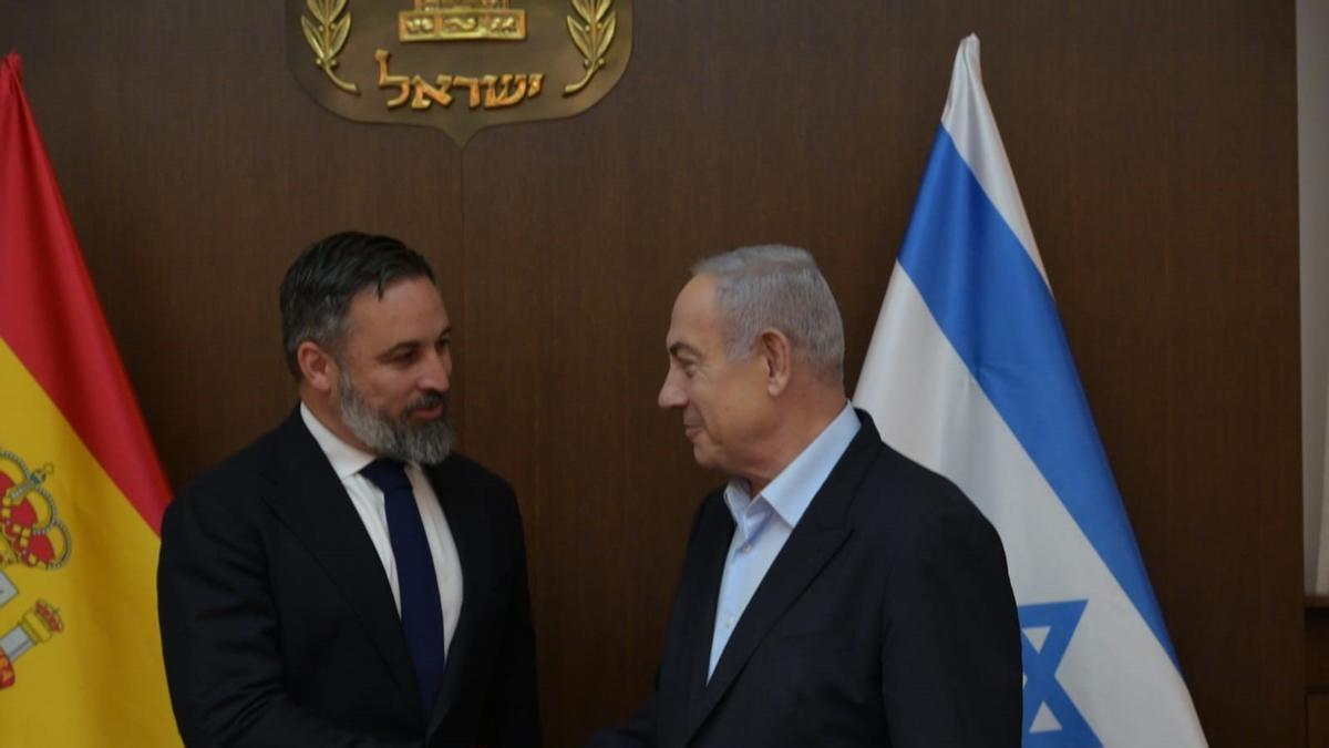El líder de Vox, Santiago Abascal, saluda a Benjamin Netanyahu.