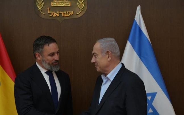 El líder de Vox, Santiago Abascal, saluda a Benjamin Netanyahu.