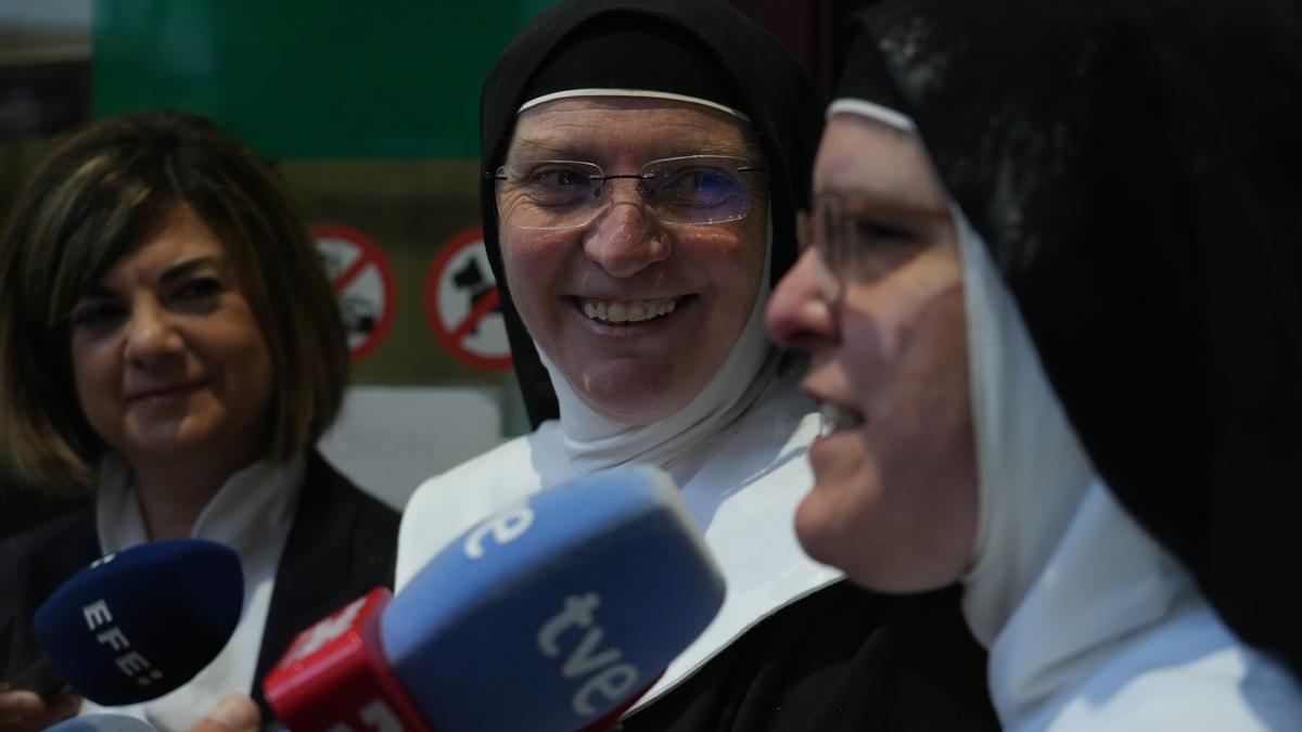 Sor Berit y la abogada defensora, Norma Riaño, atienden a los medios de comunicación a su llegada al Juzgado en Bilbao.