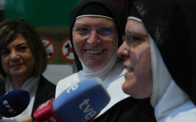 Sor Berit y la abogada defensora, Norma Riaño, atienden a los medios de comunicación a su llegada al Juzgado en Bilbao.