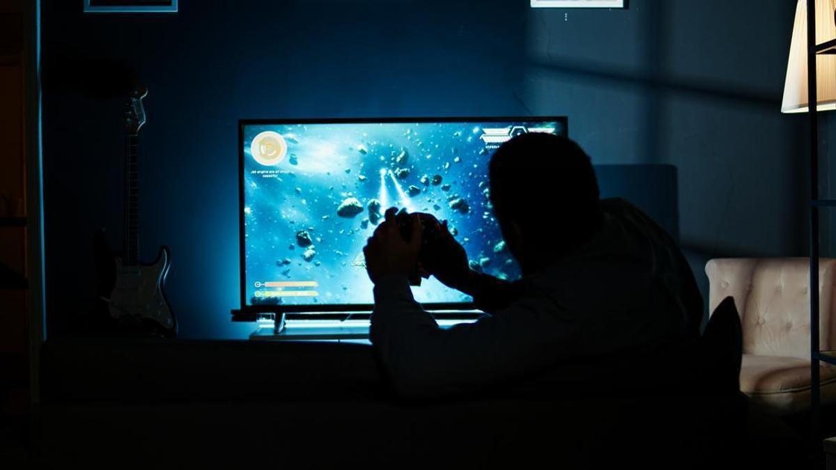 Una persona viendo la televisión.