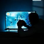 Una persona viendo la televisión.