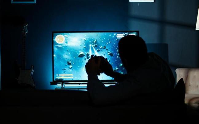 Una persona viendo la televisión.