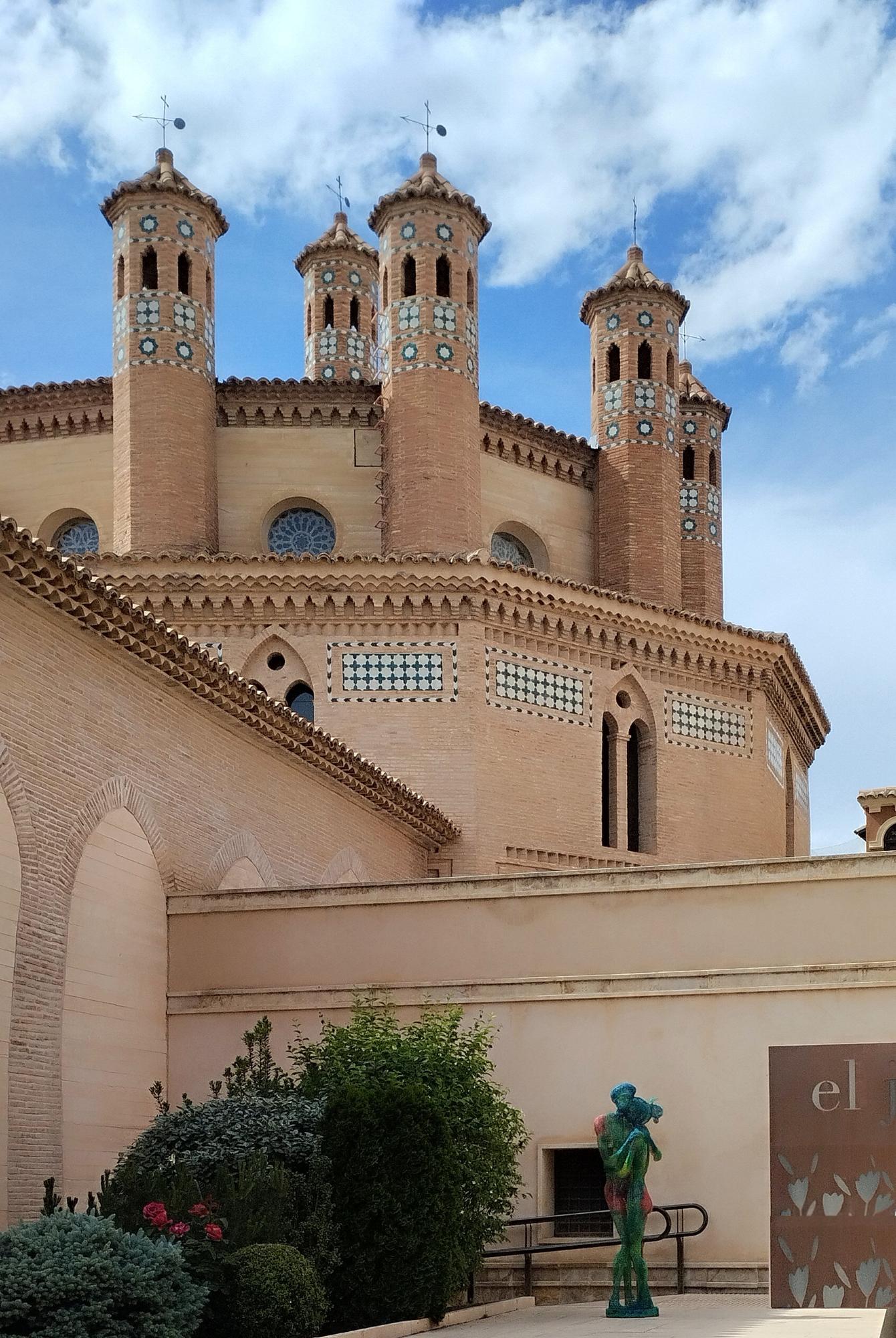 Exterior de la iglesia de San Pedro junto al mausoleo de los Amantes de Teruel.