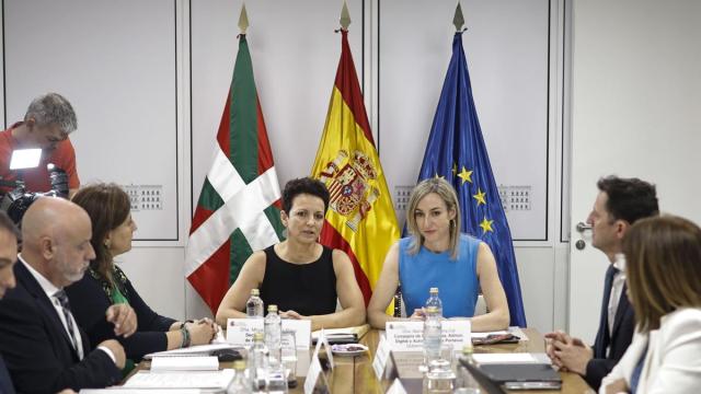 La consejera Ubarretxena y la secretaria de Estado de Política Territorial, Myriam Álvarez, en la Comisión Mixta de Transferencias
