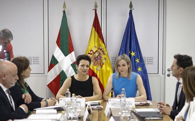 La consejera Ubarretxena y la secretaria de Estado de Política Territorial, Myriam Álvarez, en la Comisión Mixta de Transferencias