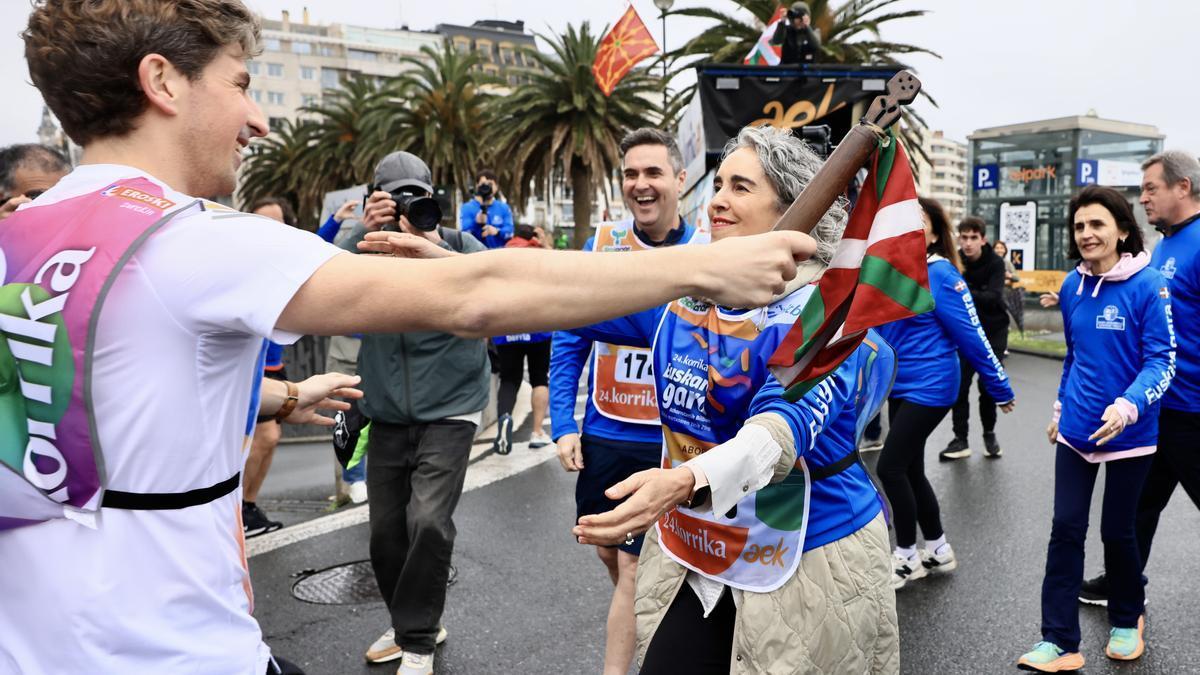 La vicelehendakari primera, Ibone Bengoetxea, recoge el testigo de la Korrika a su paso por Donostia, el míercoles de la semana pasada.