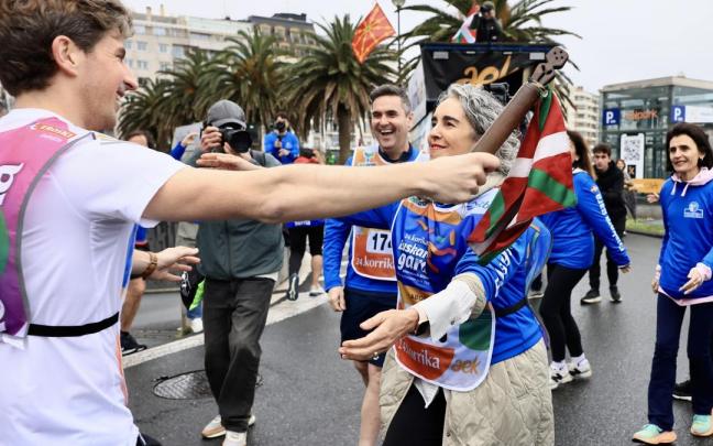 La vicelehendakari primera, Ibone Bengoetxea, recoge el testigo de la Korrika a su paso por Donostia, el míercoles de la semana pasada.