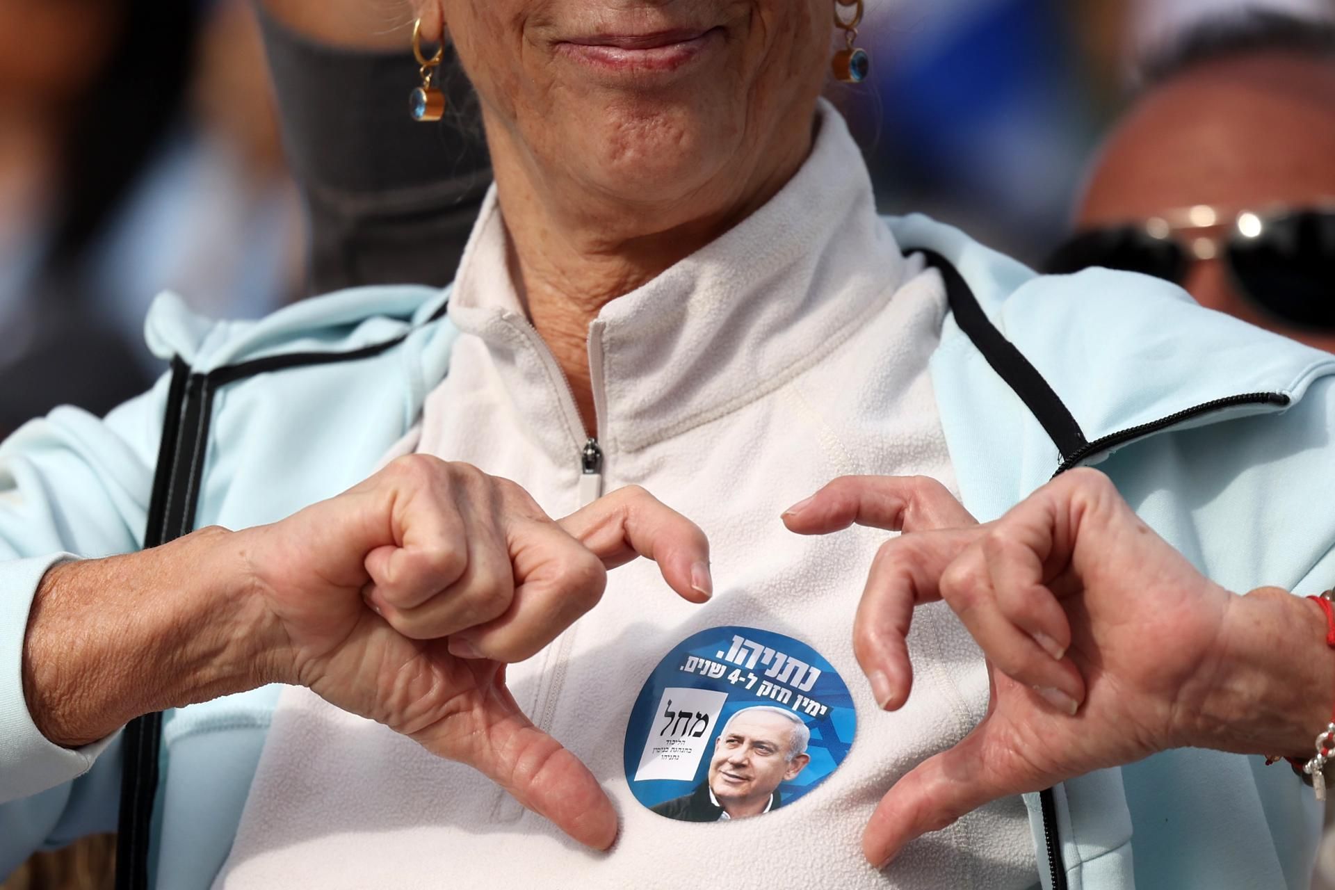 Una simpatizante primer ministro israelí, Benjamín Netanyahu, frente al juzgado de Tel Aviv que le investiga por corrupción.