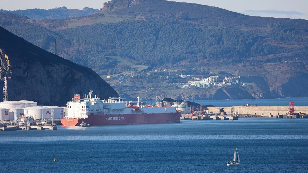Imagen de la llegada al Puerto de Bilbao de un buque metanero en enero del pasado año.