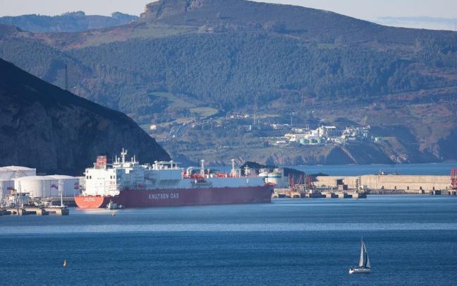 Imagen de la llegada al Puerto de Bilbao de un buque metanero en enero del pasado año.