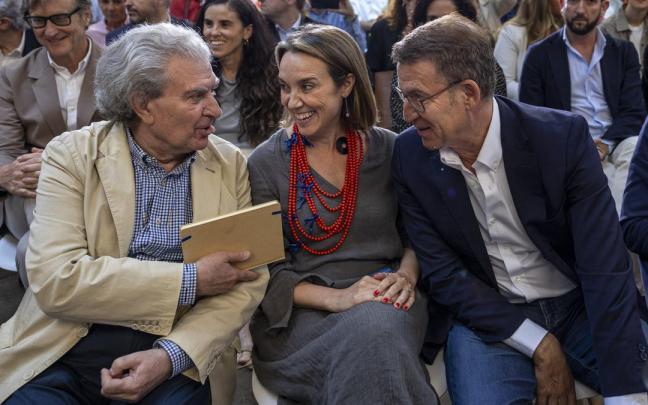 Alberto Núñez Feijóo y Cuca Gamarra, ayer en un acto sobre sus medidas culturales. Alberto Núñez Feijóo y Cuca Gamarra, ayer en un acto sobre sus medidas culturales.