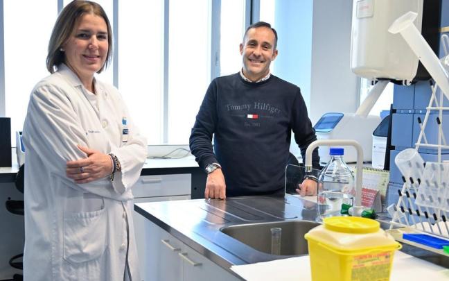 Cristina Sierra, especialista en la sección de Hemostasia y Trombosis del Servicio de Hematología y Hemoterapia de Cruces, junto a Iker García, paciente con hemofilia.