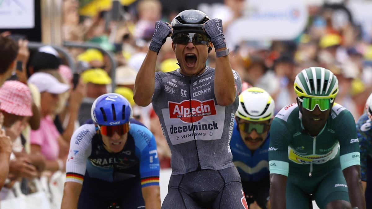 Jasper Philipsen celebra con rabia su descorche en el Tour.