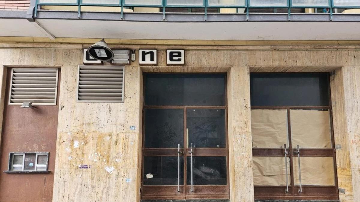 Vista de la fachada y la zona de acceso al cine Zubeltzu, cerrado desde 2007.