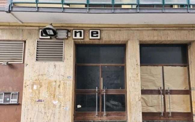Vista de la fachada y la zona de acceso al cine Zubeltzu, cerrado desde 2007.