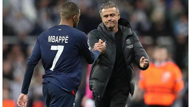 Luis Enrique saluda a Mbappé tras la derrota (4-1) encajada en Newcastle en la segunda jornada de la Champions, el 4 de octubre. / EFE