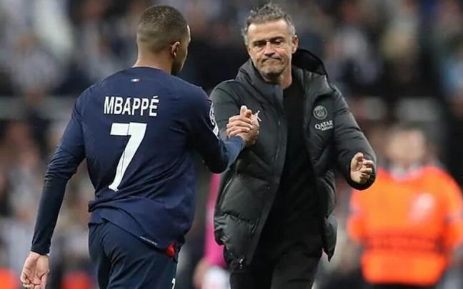 Luis Enrique saluda a Mbappé tras la derrota (4-1) encajada en Newcastle en la segunda jornada de la Champions, el 4 de octubre. / EFE