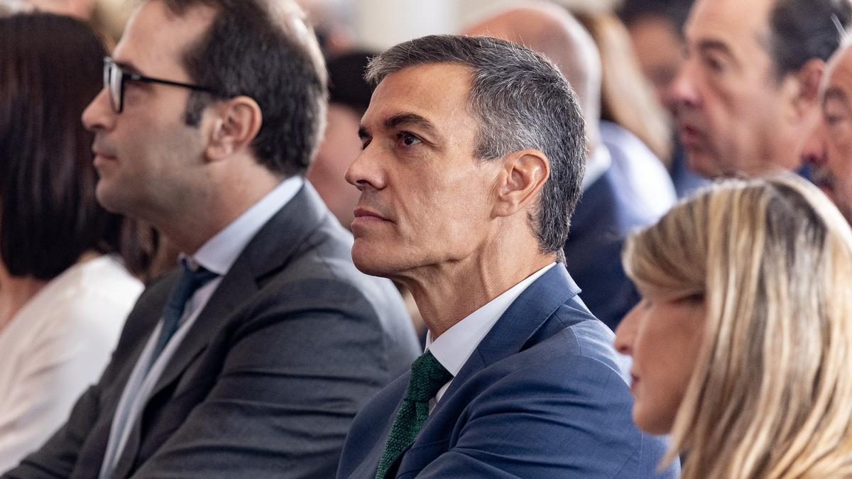 El presidente del Gobierno, Pedro Sánchez, el vicepresidente primero y ministro de Economía y Comercio, Carlos Cuerpo, y la vicepresidenta segunda y ministra de Trabajo y Economía Social, Yolanda Díaz, durante la presentación del