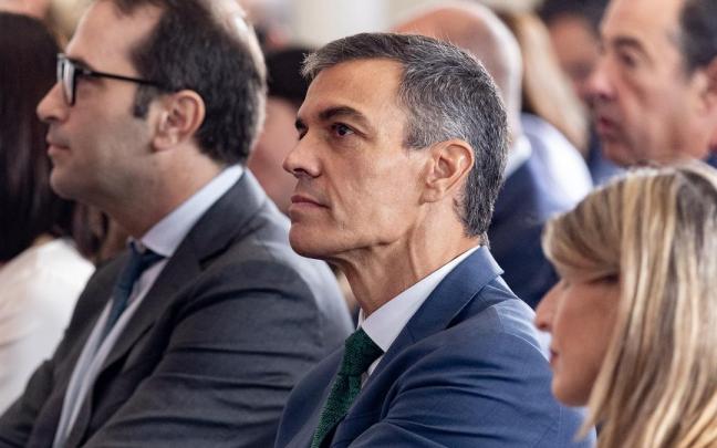El presidente del Gobierno, Pedro Sánchez, el vicepresidente primero y ministro de Economía y Comercio, Carlos Cuerpo, y la vicepresidenta segunda y ministra de Trabajo y Economía Social, Yolanda Díaz, durante la presentación del