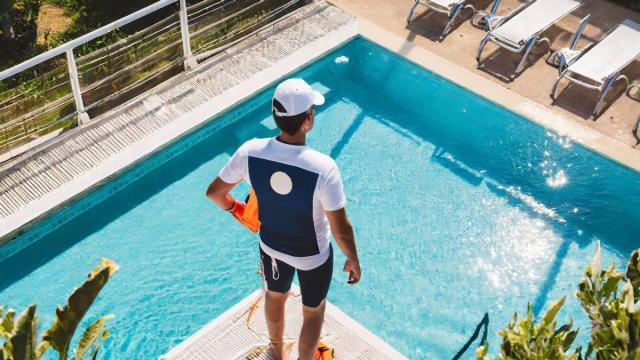 Un socorrista trata de garantizar la seguridad de piscina